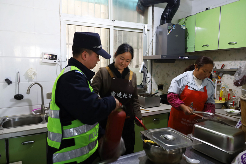 檢查組民警在縣府社區威寧一小附近為午托食堂人員講解消防知識。