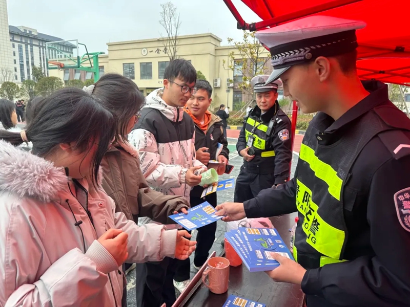 3.贵阳市公安交通管理局观山湖区分局民警宣传交通安全知识.jpg