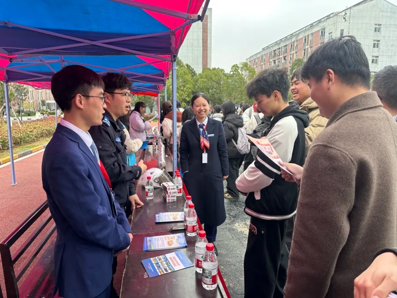 4.观山湖区公安分局宾阳派出所民警与交通银行工作人员开展反诈宣讲.jpg