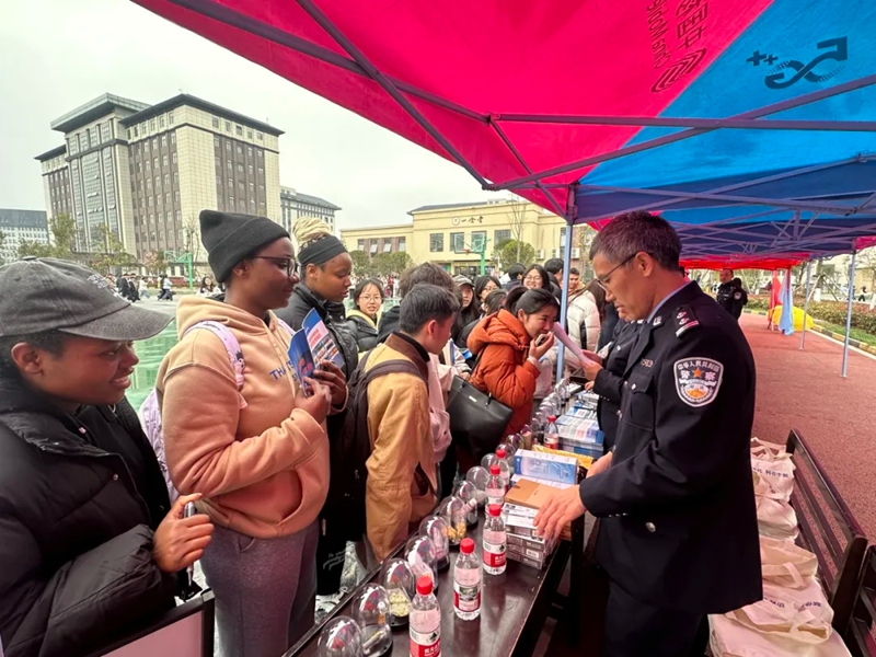 5.贵阳市三江强制隔离戒毒所民警宣传识毒、拒毒、防毒知识.jpg