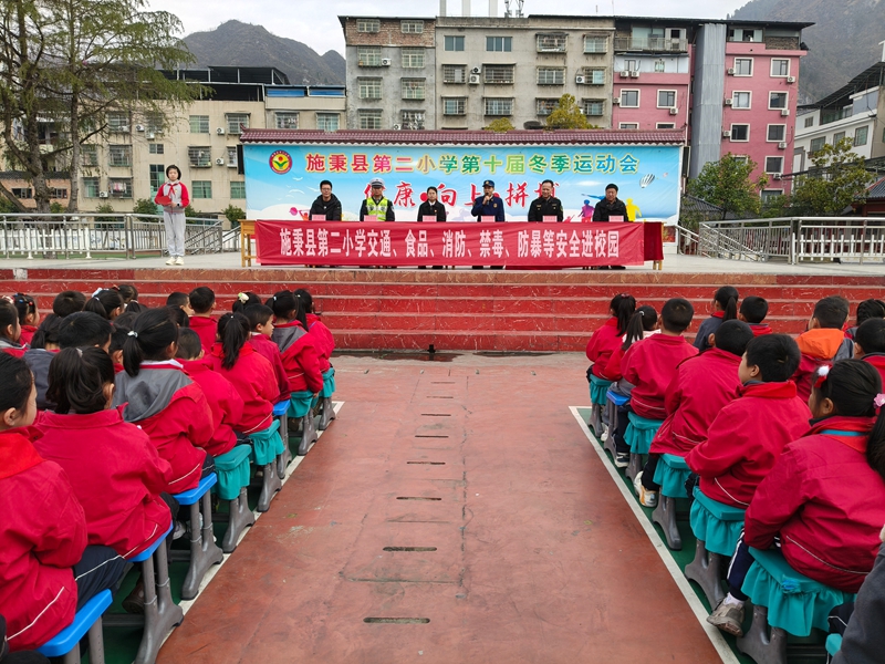 施秉縣消防監督員在施秉縣第二小學講解消防安全知識。