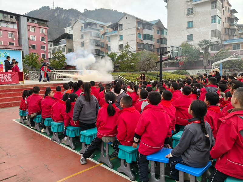 施秉县消防宣传员在施秉县第二小学教学生使用灭火器。