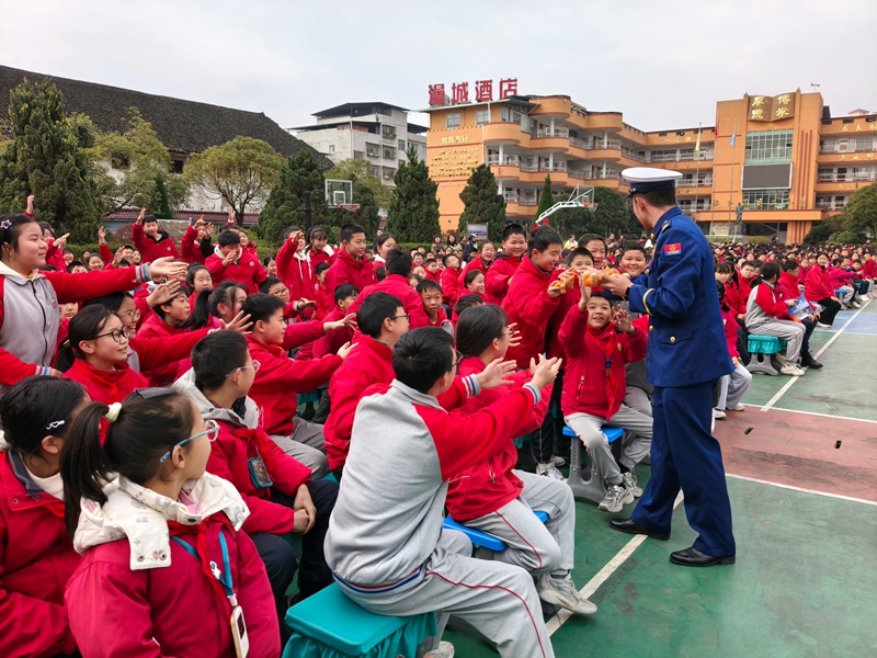 施秉县消防宣传员在施秉县第二小学引导学生开展有奖问答。