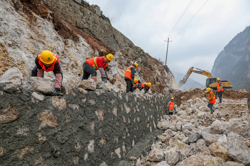 赫奎路建设工程加快进行-陈春志 摄 (3)