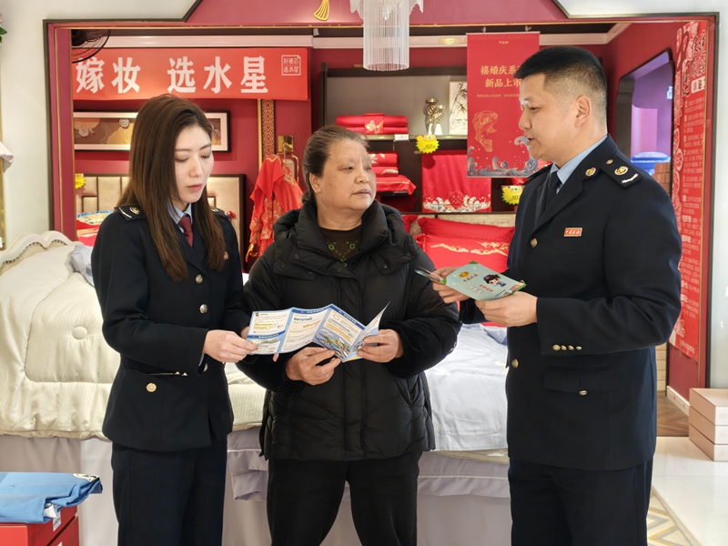 圖1：稅務干部走訪個體工商戶，講解增值稅法等稅費法規政策