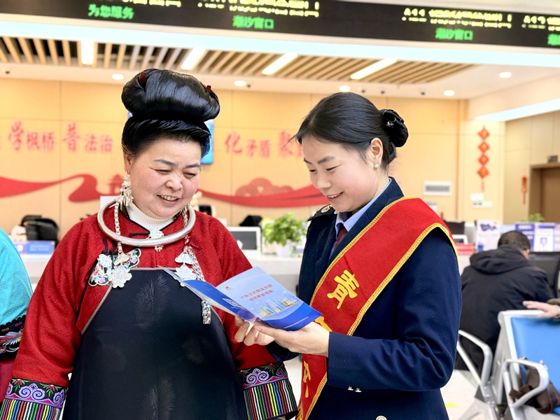 辦稅服務廳，稅務干部向群眾細致講解個稅政策。