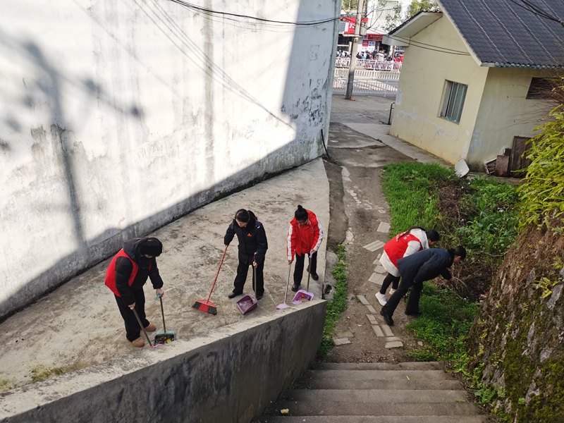 圖5：夕陽下，社區街道留下稅務志願者開展志願服務的剪影。