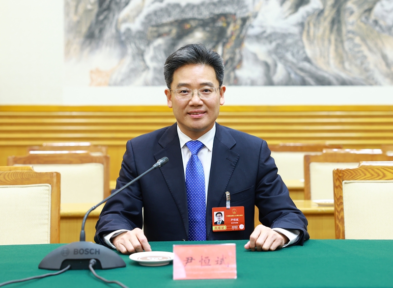 1 、 全國人大代表，安順市委副書記、市長尹恆斌。 王敏  攝