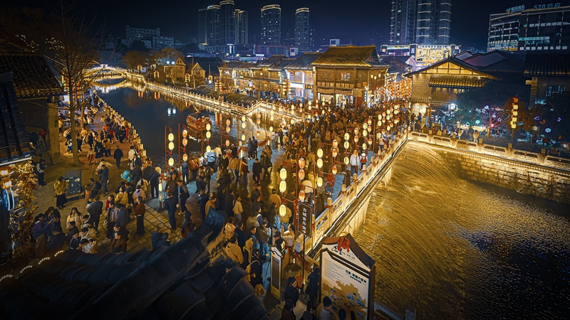 2 、安順古城夜晚游人如織。薛峰攝