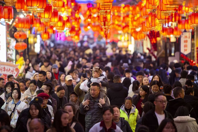 3 、2月17，游客在貴州省安順市西秀區安順古城歷史文化街區游玩。程洪凱  攝