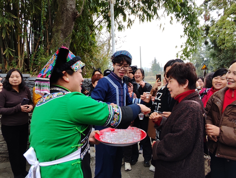 布依妇女向游客敬酒，鄢永华摄.jpg