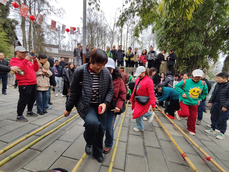 游客在跳竹竿舞，鄢永华摄.jpg