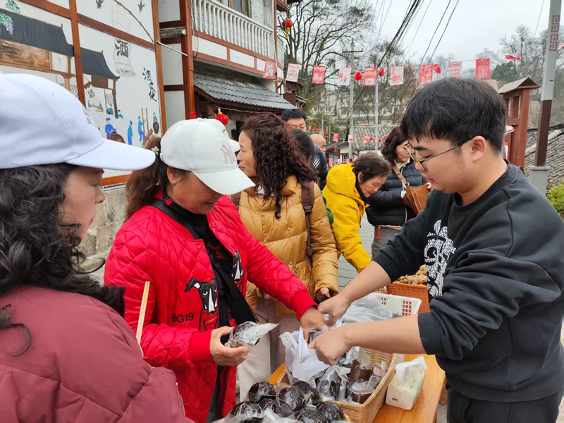 游客购买土特产。鄢永华摄.jpg