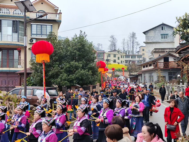 姑媽隊伍浩浩蕩蕩巡游村庄。鄢永華攝