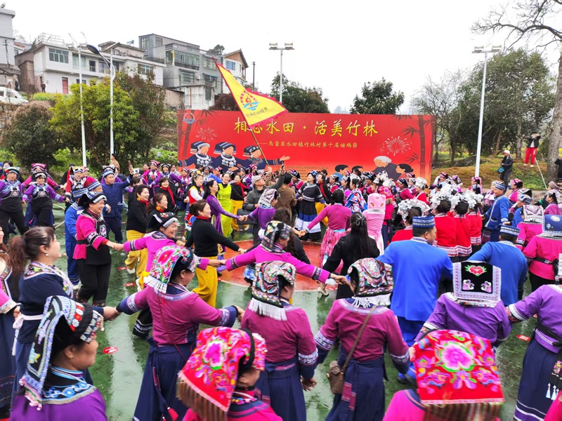 姑媽們跳團圓舞。鄢永華攝