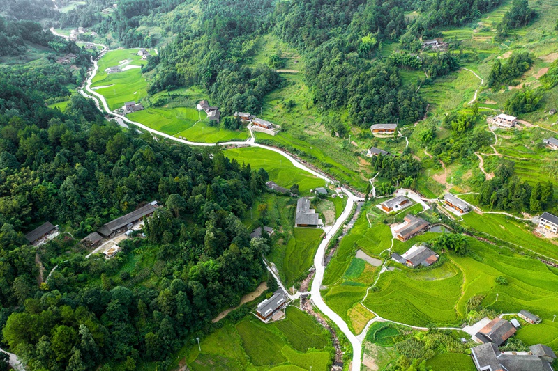 4、大坡鎮梧桐村組公路蜿蜒向前，道路邊角地帶的錯車道解決了群眾的“會車難”問題。習水縣融媒體中心供圖