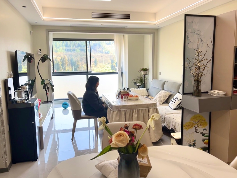 2、窗明幾淨的新居、綠意盎然的小區環境，讓居民迎來了高品質新生活。刁苓沙 攝