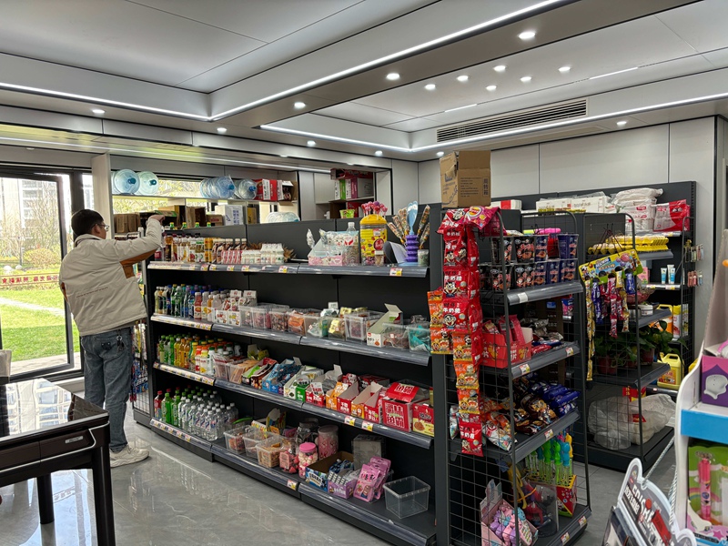 3、天境回遷安置點居民鐘方勇的副食店裡。貨架上的零食、日用品碼放得整整齊齊。刁苓沙 攝