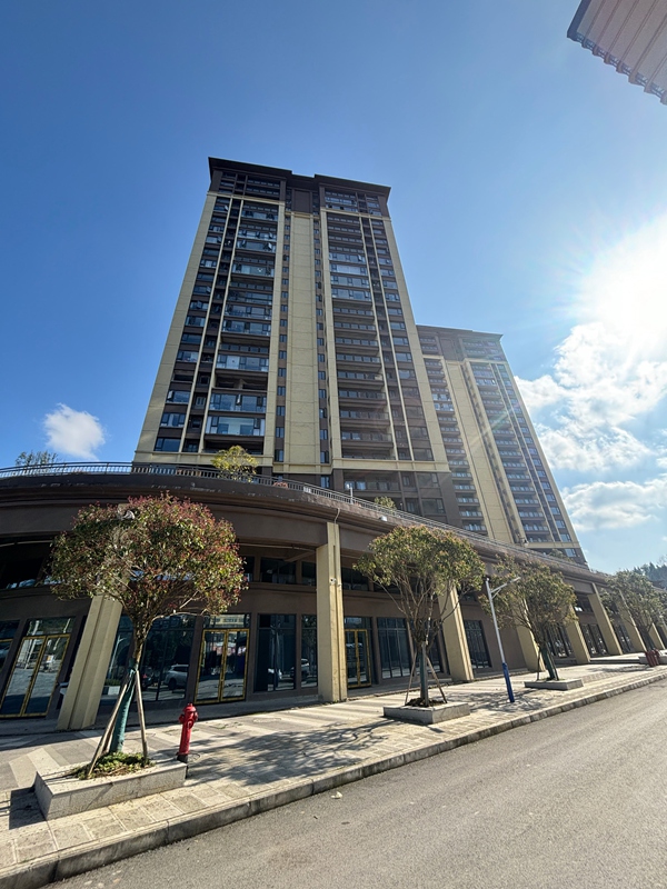 6、在伏龍片區城市棚戶區改造安置點，自2025年3月交房以來，已有158戶來自圖書村、伏龍村的居民在這裡安家落戶。刁苓沙 攝