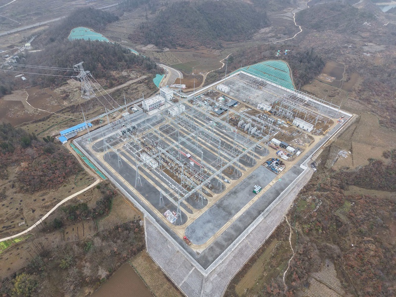 500千伏务川输变电工程目前总体进度已完成85%，预计今年6月底建成投运。王檩摄