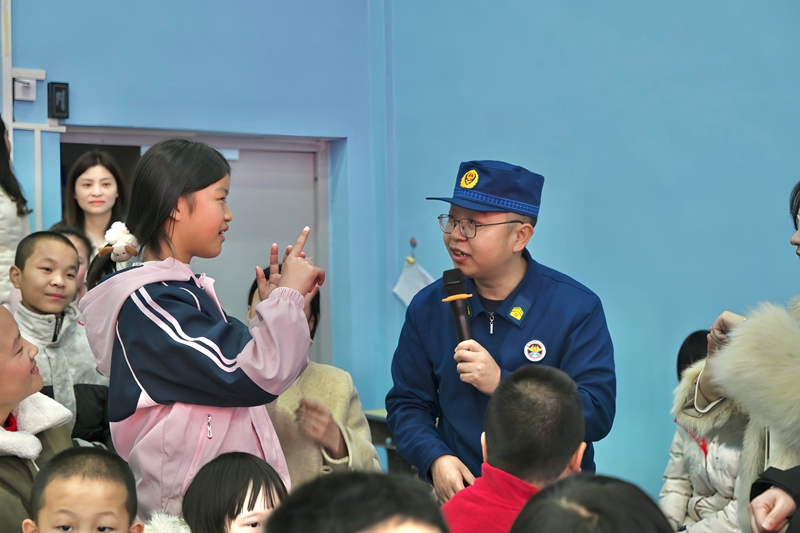 孩子用手语互动。.jpg