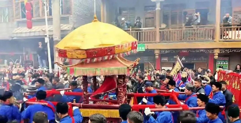 4 图为“抬汪公”活动现场。潘春菊 &nbsp;摄.jpg