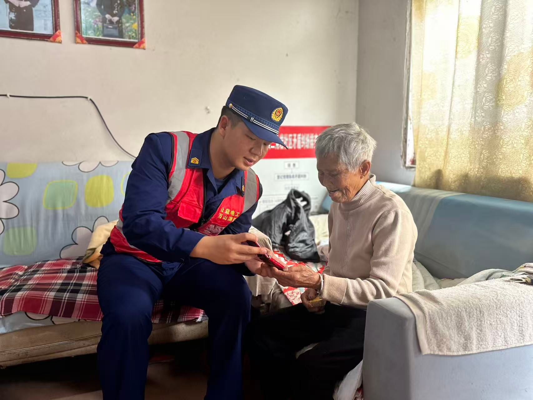 “公益电工”破解农村消防治理痛点。