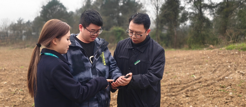 邮储银行客户经理在田间地头办信贷。
