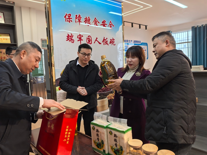 全國人大代表張尤慧在車間調研。周曉波攝