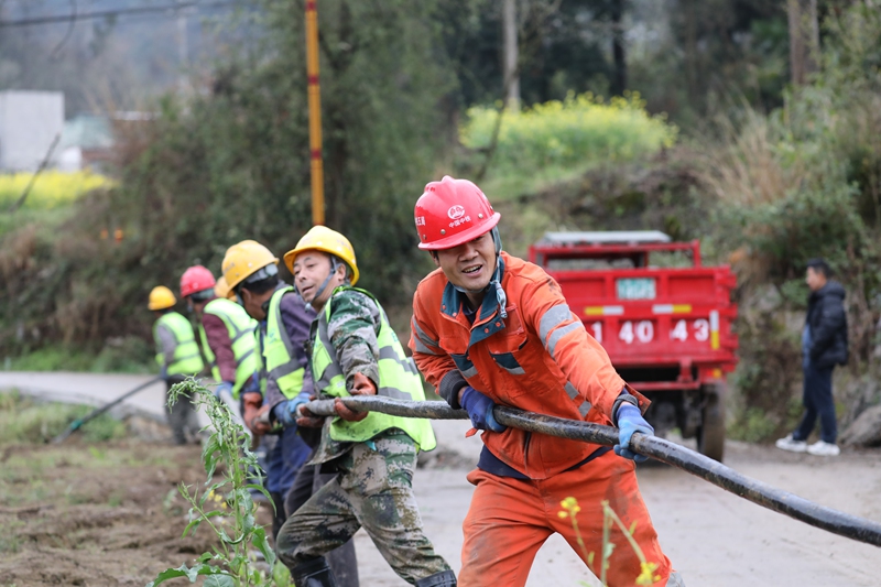 3月8日，貴州省夾岩水利樞紐工程黔西市綠化白族彝族鄉豐收村段施工點，工人們在安裝電纜線。