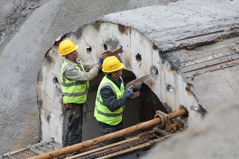 3月8日，貴州省夾岩水利樞紐工程黔西市綠化白族彝族鄉豐收村段施工點，工人們正在開動機器施工。