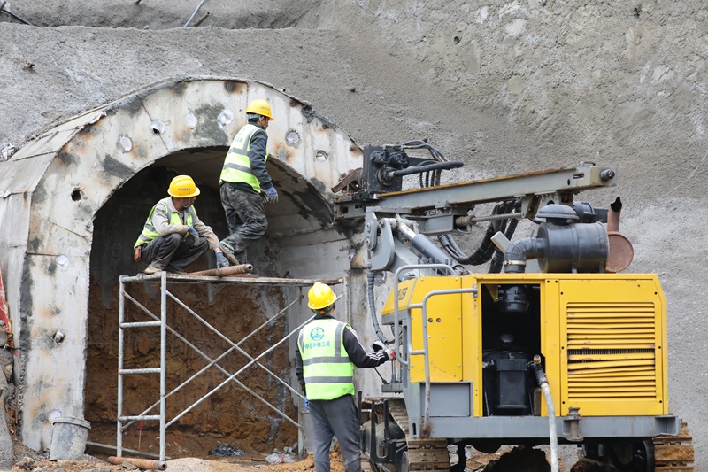 3月8日，貴州省夾岩水利樞紐工程黔西市綠化白族彝族鄉豐收村段施工點，工人們正在開動機器施工。