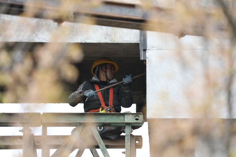 3月8日，貴州省夾岩水利樞紐工程黔西市鐘山鎮仙鵝村段施工點，工人們在進行渡槽橋墩建設。