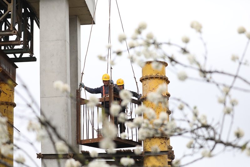 3月8日，貴州省夾岩水利樞紐工程黔西市鐘山鎮仙鵝村段施工點，工人們在進行渡槽橋墩建設。