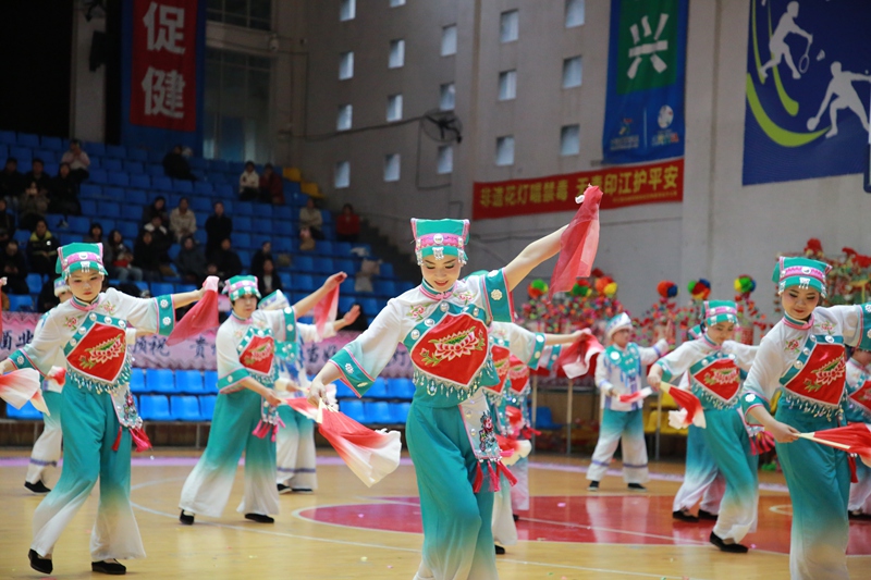 图为3月7日，印江土家族苗族自治县花灯广场舞大赛现场。梅亚军 摄    (29)