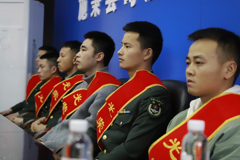 图3：退役军人认真听讲