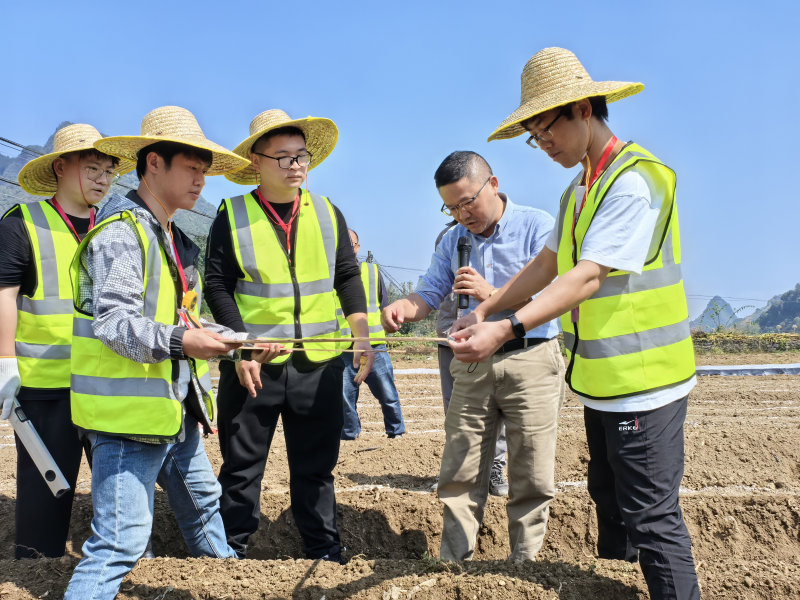 科研團隊在田間地頭開展調研。貴州大學供圖