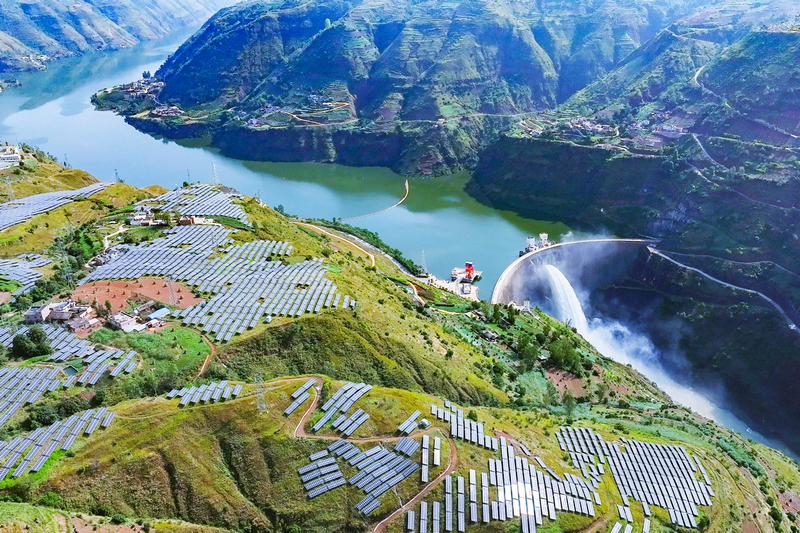 崇山峻嶺中的象鼻嶺水電站和光伏電站在陽光下交相輝映。楊平貴攝