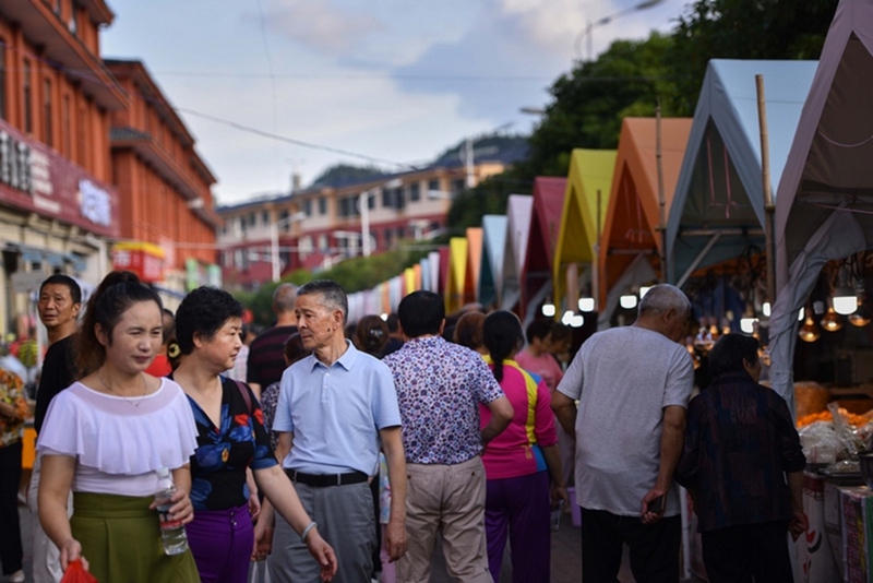 6、九坝镇山堡社区的避暑游客。王印摄