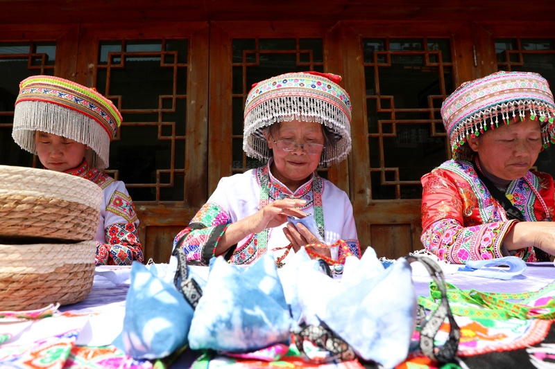 7、马鬃乡绣娘缝制蜡染“粽子香包”。陈桂良摄