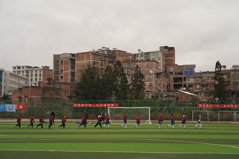 2026年3月9日，纳雍八小，“县长杯”校园足球联赛开幕式结束后，参赛队员赛前热身。.JPG