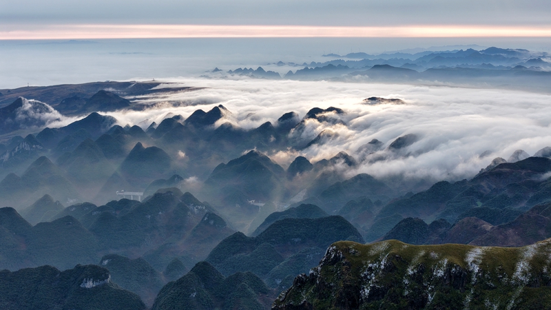 3月10日，在貴州省畢節市赫章縣阿西裡西·韭菜坪景區拍攝的春雪雲海景觀。