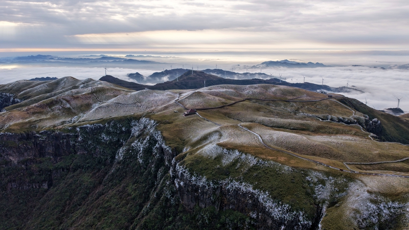 3月10日，在貴州省畢節市赫章縣阿西裡西·韭菜坪景區拍攝的春雪雲海景觀。