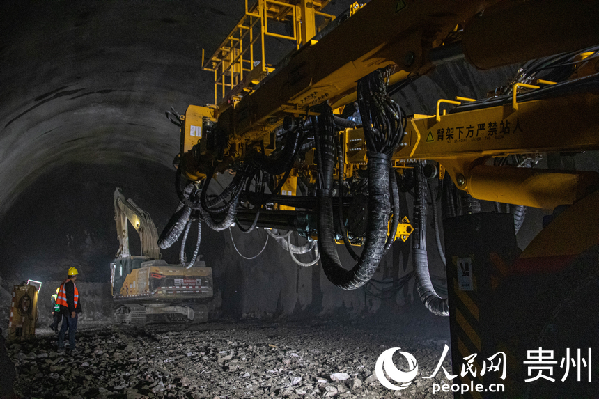 銅岩隧道施工正酣。人民網 黃小桃攝