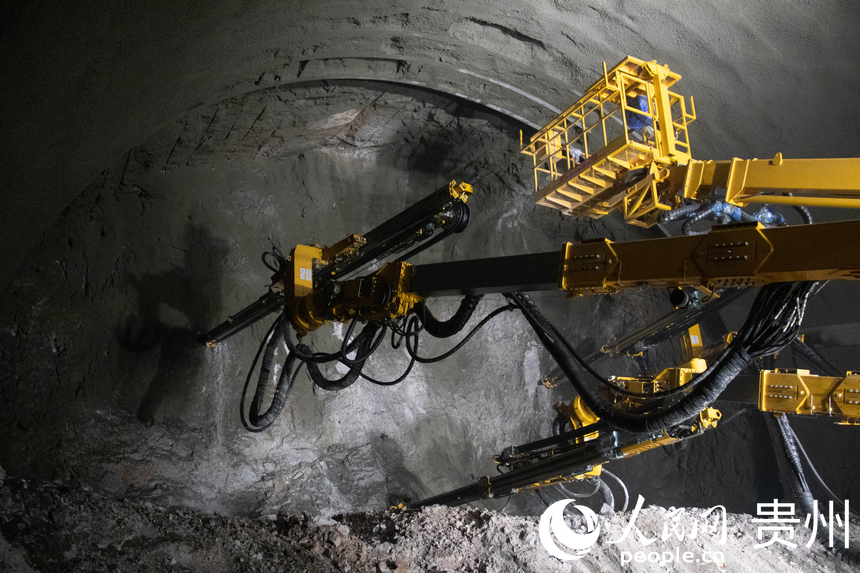 三壁鑿岩台車正在作業。人民網 黃小桃攝