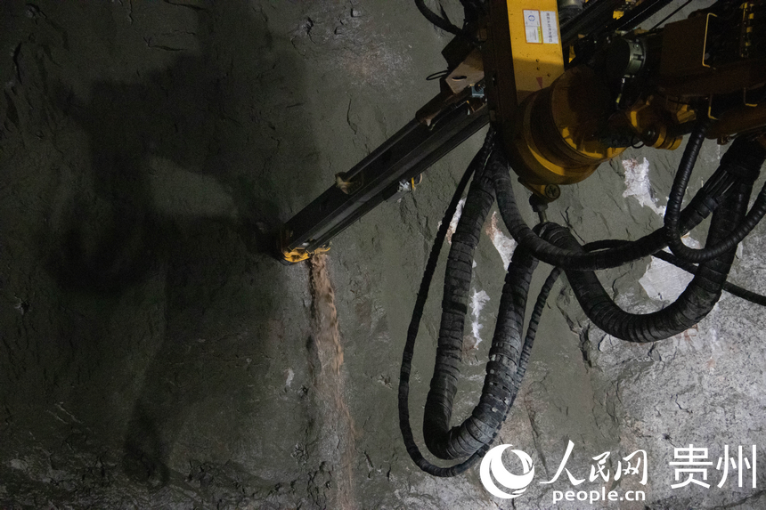 三壁鑿岩台車正在作業。人民網 黃小桃攝
