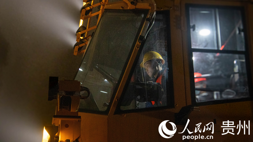 工作人員正在操控三壁鑿岩台車。人民網 黃小桃攝