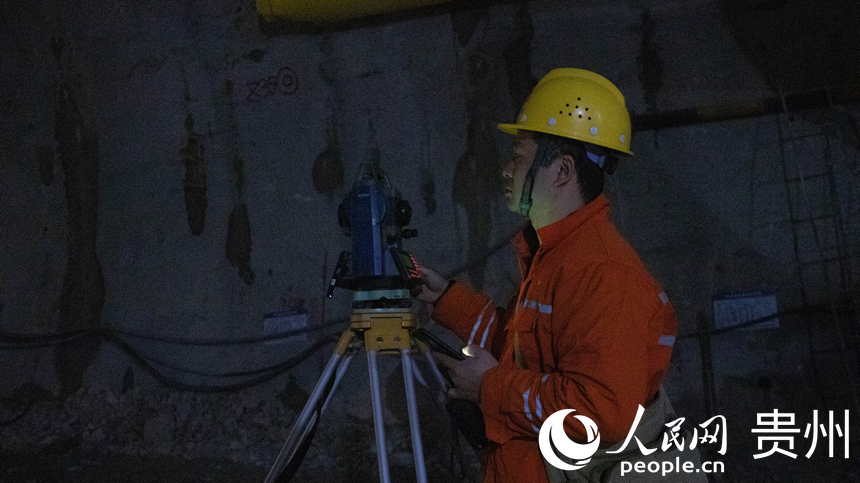 測量人員正在測定標高。人民網 黃小桃攝