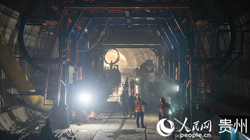 銅岩隧道施工正酣。人民網 黃小桃攝