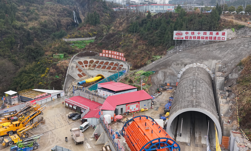 航拍銅岩隧道施工現場。慕玉莉攝